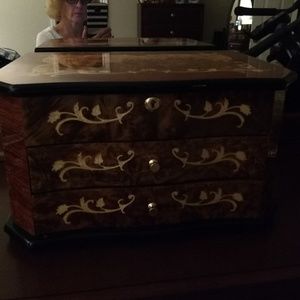 Jewelry box